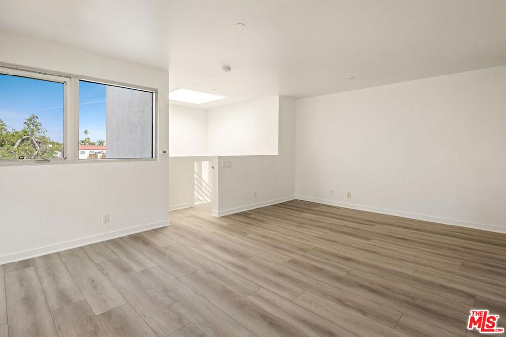 823 N Martel Avenue - Photo 16