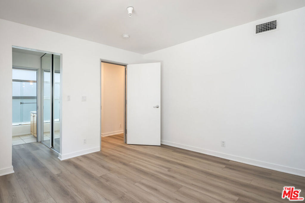 823 N Martel Avenue - Photo 10
