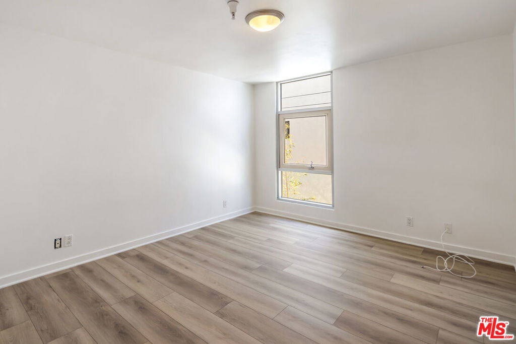 823 N Martel Avenue - Photo 12
