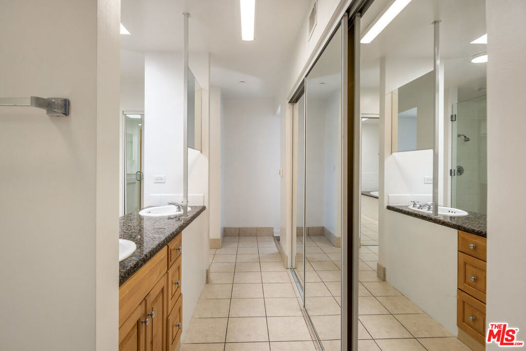 823 N Martel Avenue - Photo 18