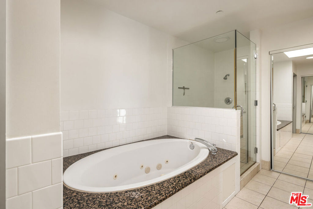 823 N Martel Avenue - Photo 19