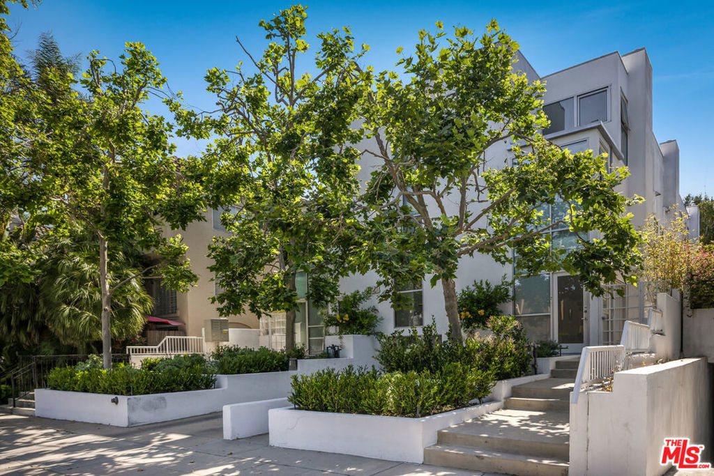823 N Martel Avenue - Photo 20