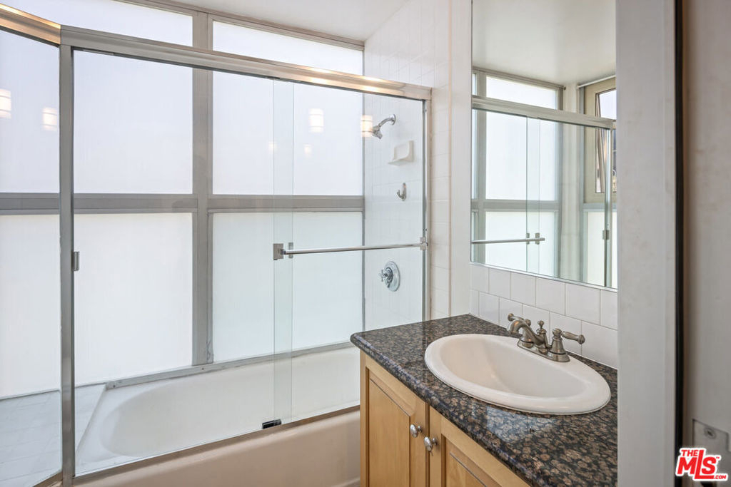 823 N Martel Avenue - Photo 11