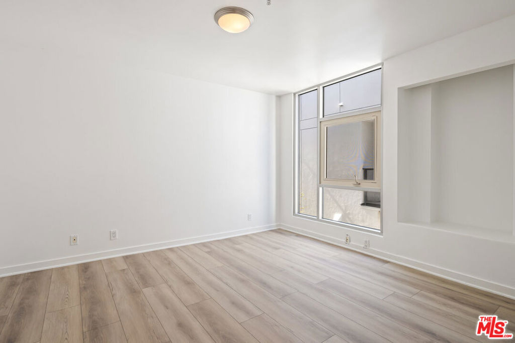 823 N Martel Avenue - Photo 9
