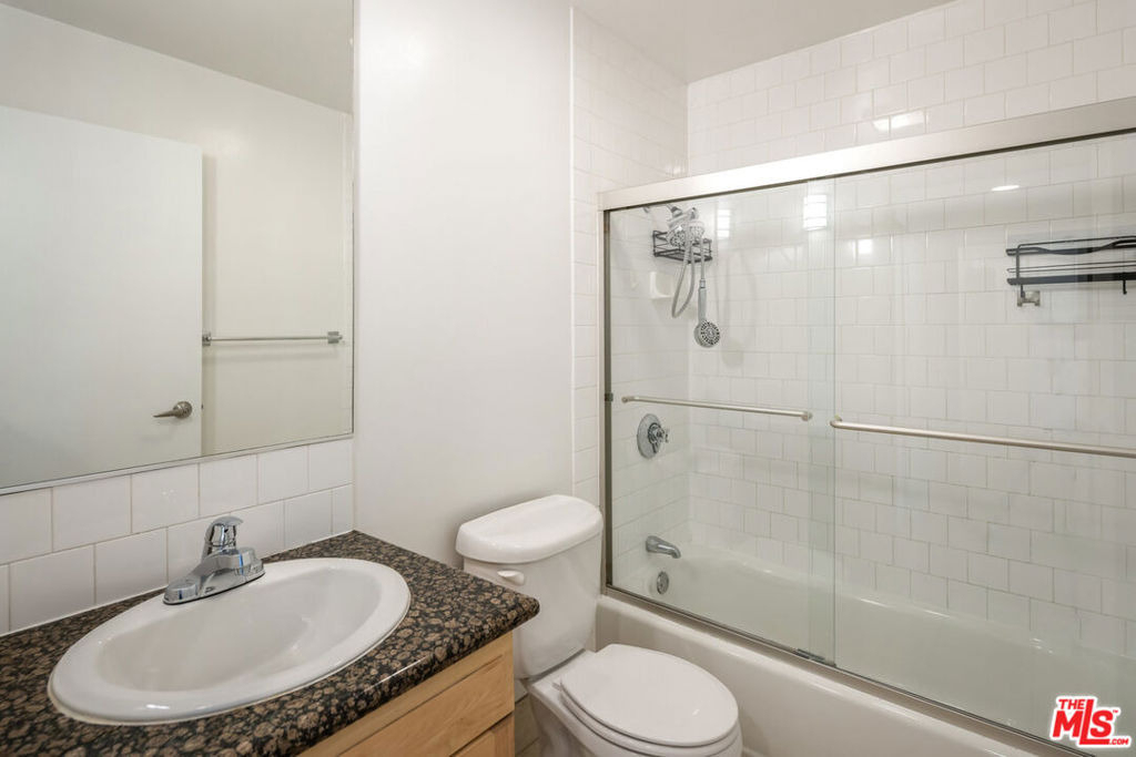 823 N Martel Avenue - Photo 13