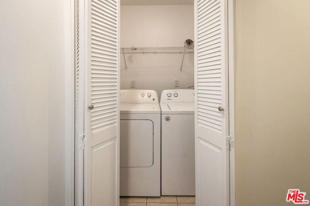 823 N Martel Avenue - Photo 8