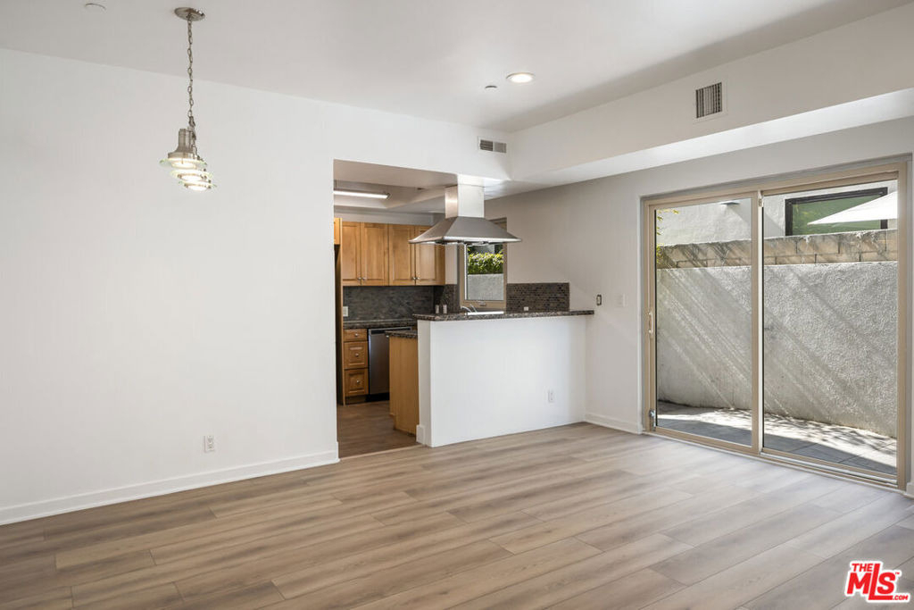 823 N Martel Avenue - Photo 3