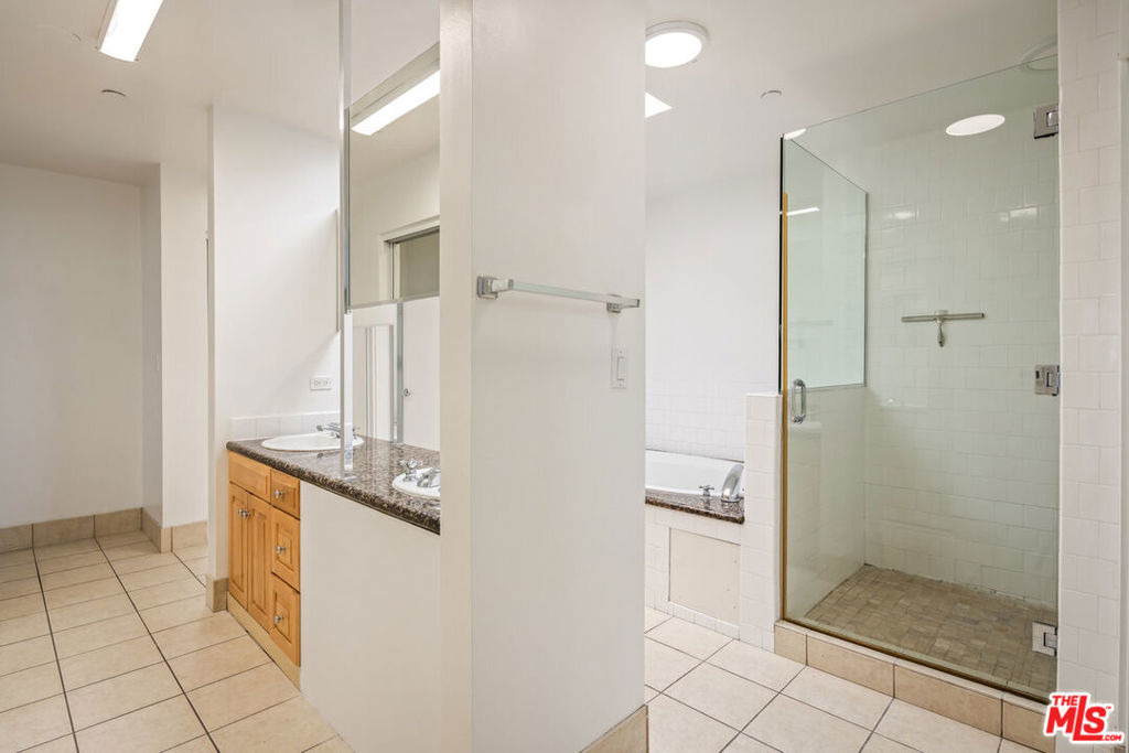 823 N Martel Avenue - Photo 17