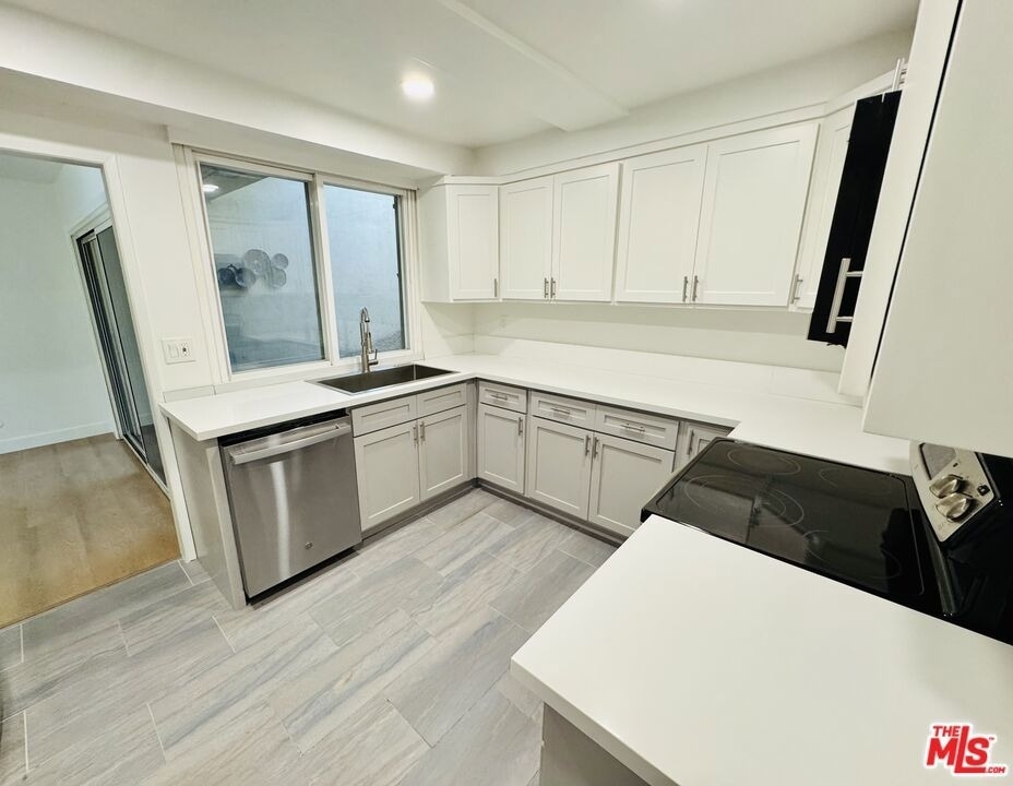 3500 W Manchester Boulevard - Photo 6