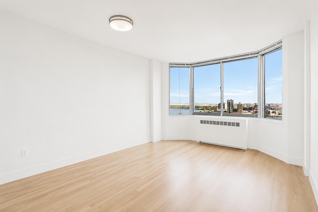 1735 York Avenue - Photo 3