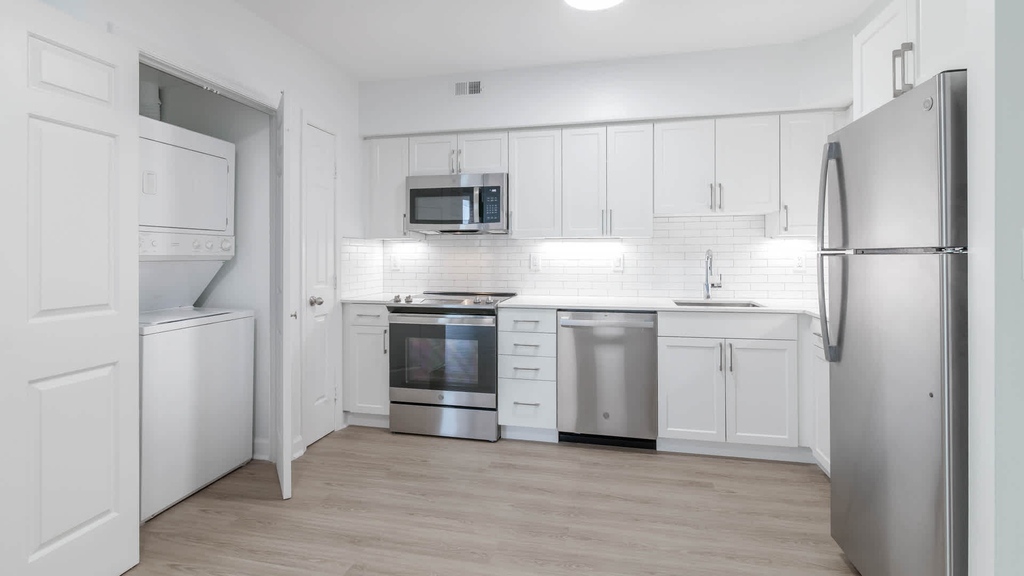 1501 Crystal Dr. - Photo 4