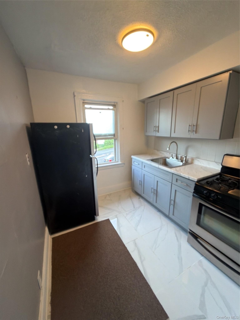18640 Murdock Avenue - Photo 7