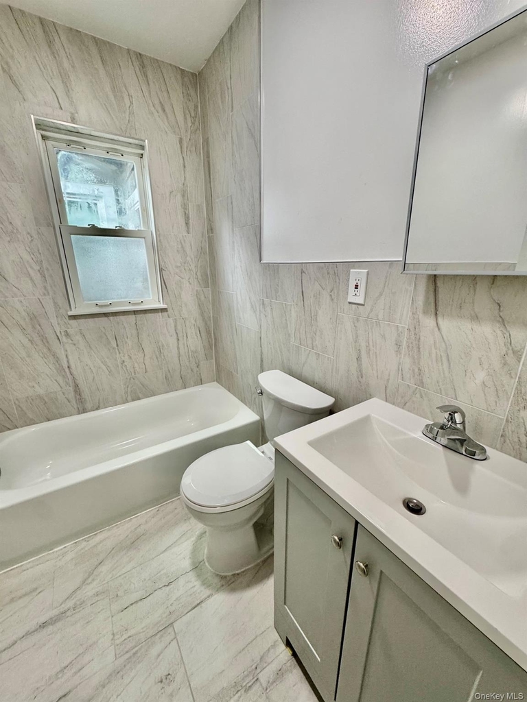 320 Jericho Turnpike - Photo 4