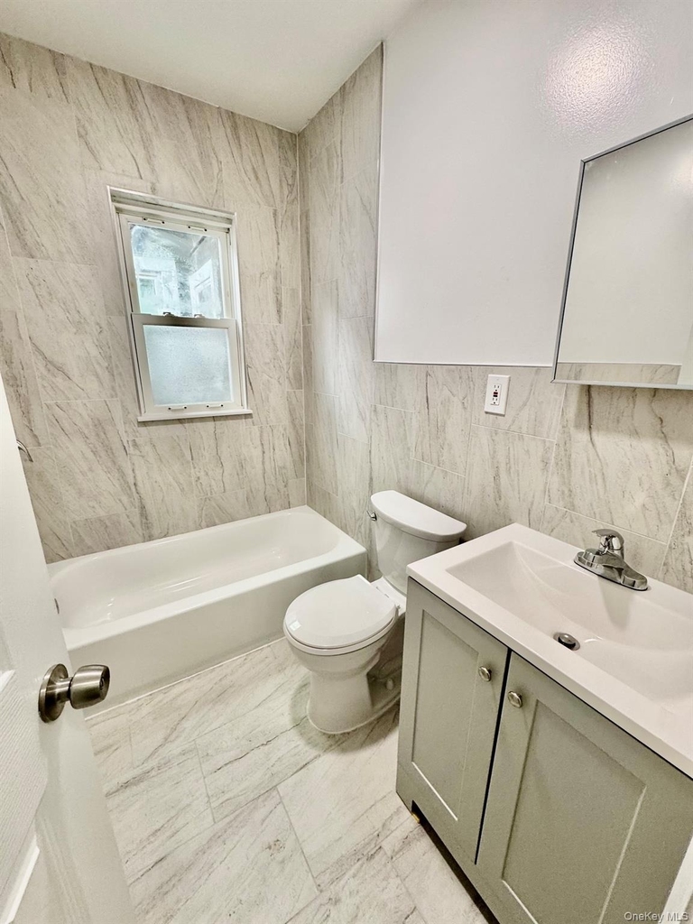 320 Jericho Turnpike - Photo 3