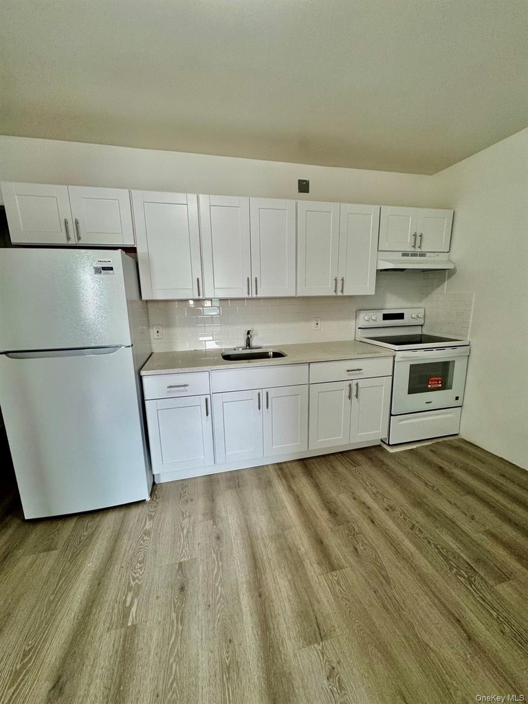 320 Jericho Turnpike - Photo 2