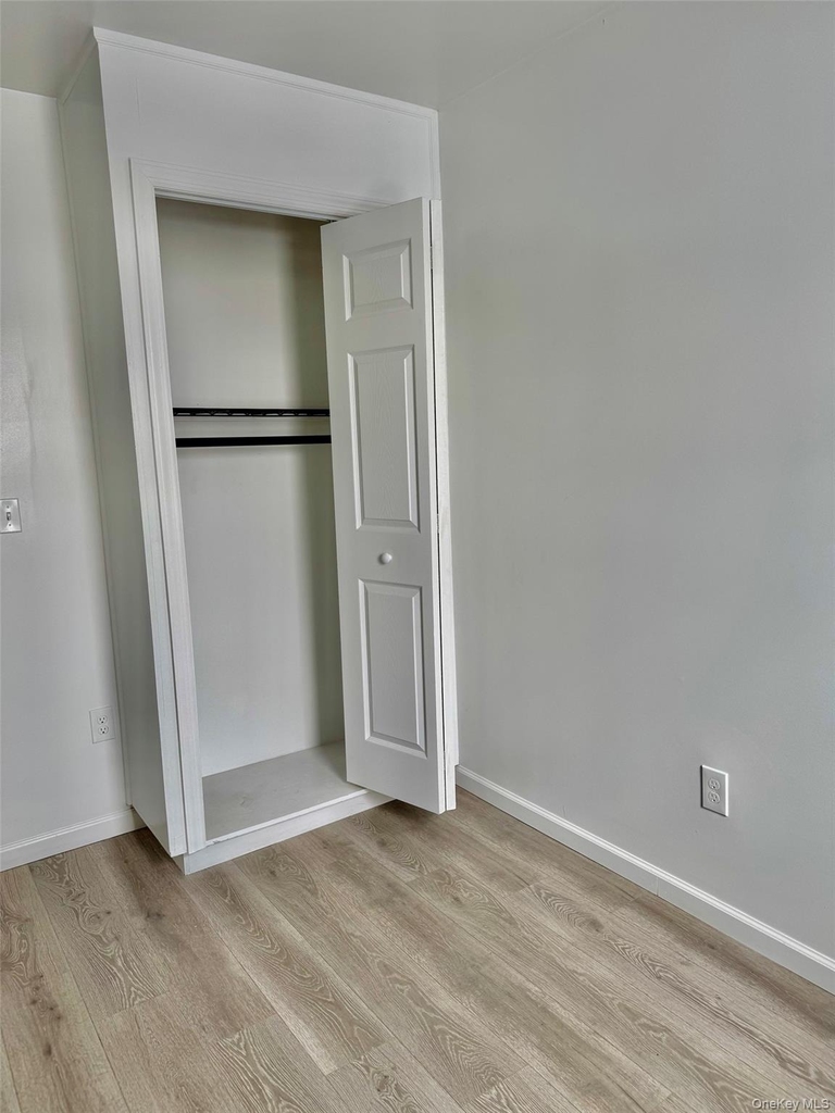 320 Jericho Turnpike - Photo 13