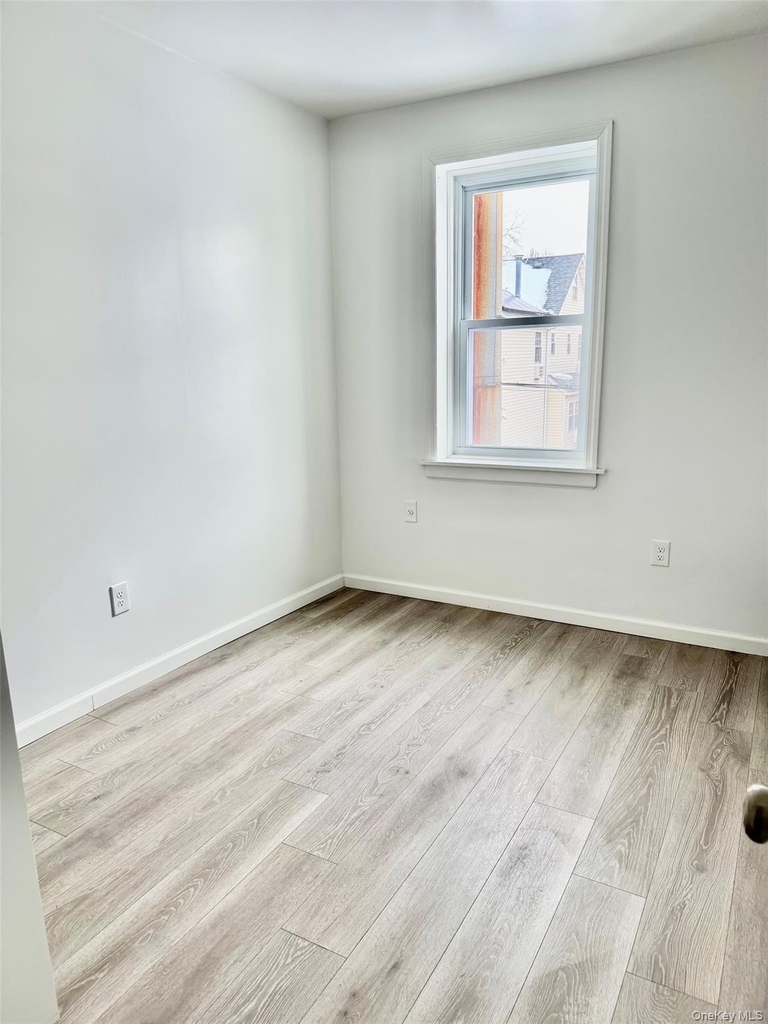 320 Jericho Turnpike - Photo 12