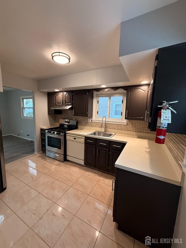 183 E Henry Place E - Photo 2