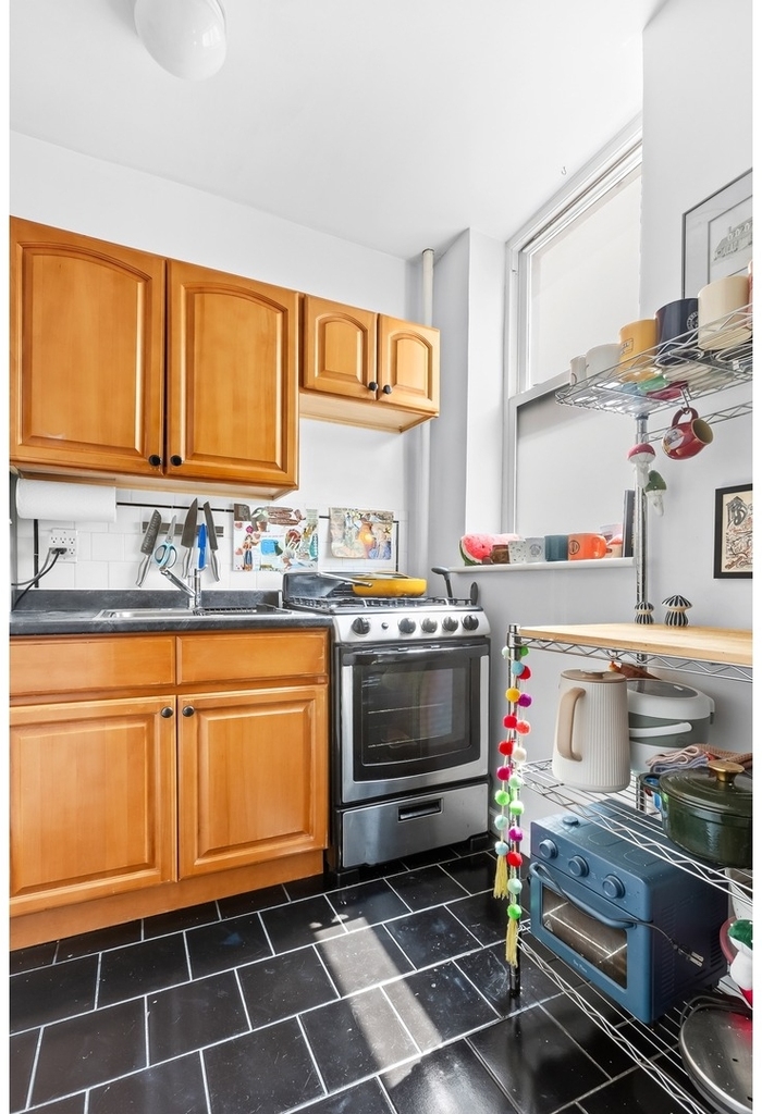 123 Guernsey Street - Photo 1