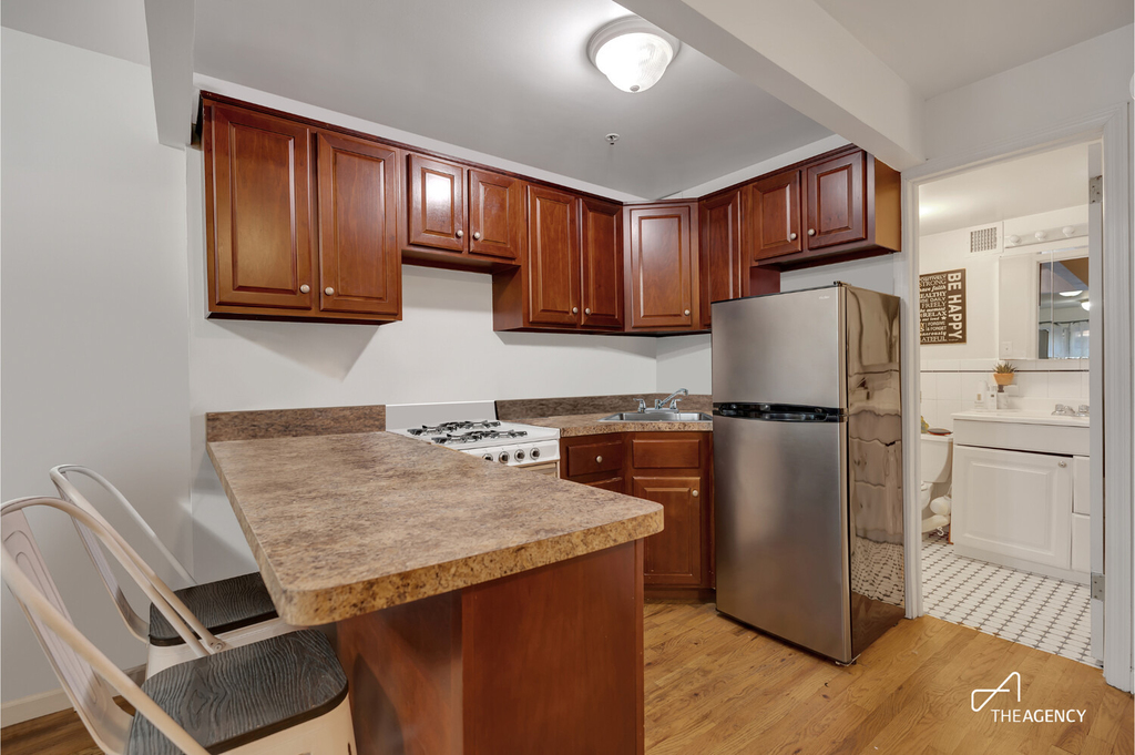 242 W 21st Street - Photo 2