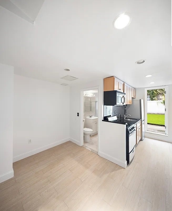 323 E 90th Street - Photo 7