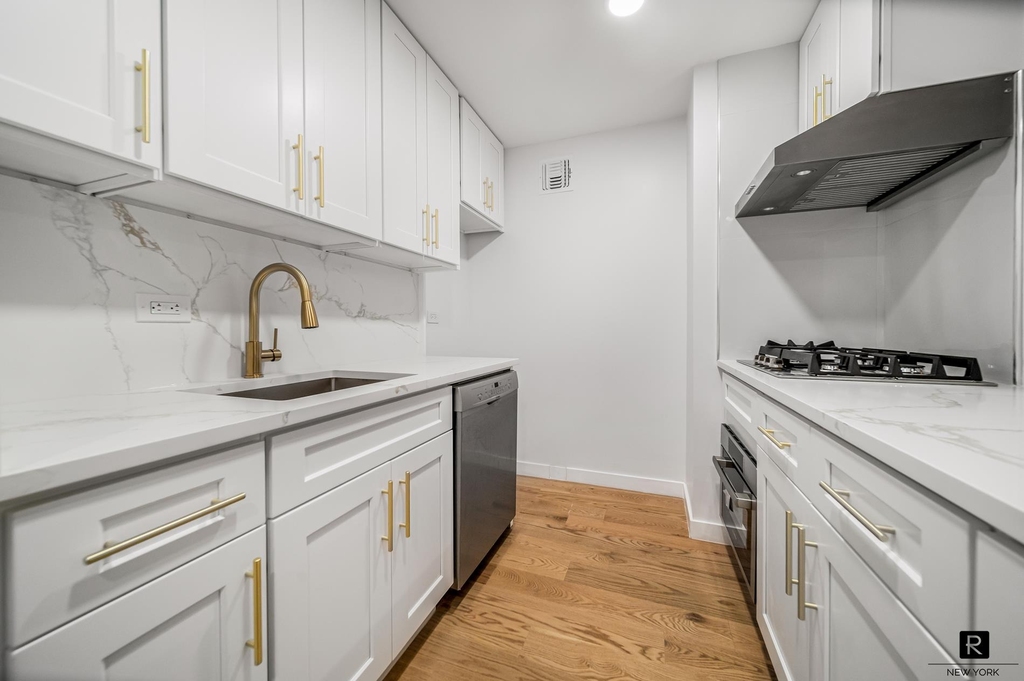 106 Central Park S - Photo 0