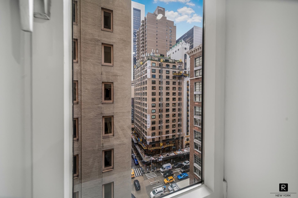 106 Central Park S - Photo 3