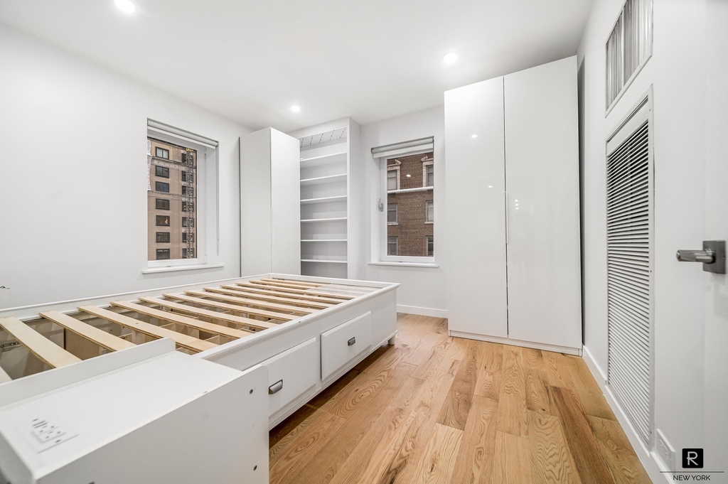 106 Central Park S - Photo 2
