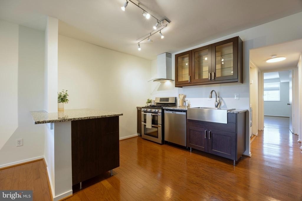 1643 Parkcrest Circle - Photo 2