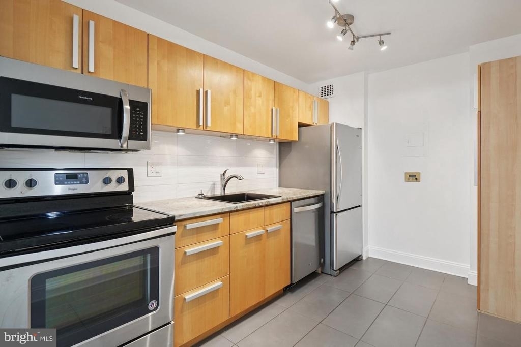2059 Huntington Avenue - Photo 12