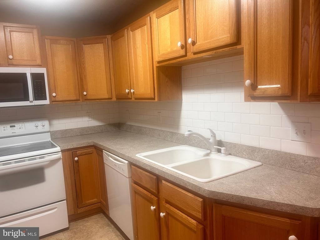 140 Lexington Court - Photo 6