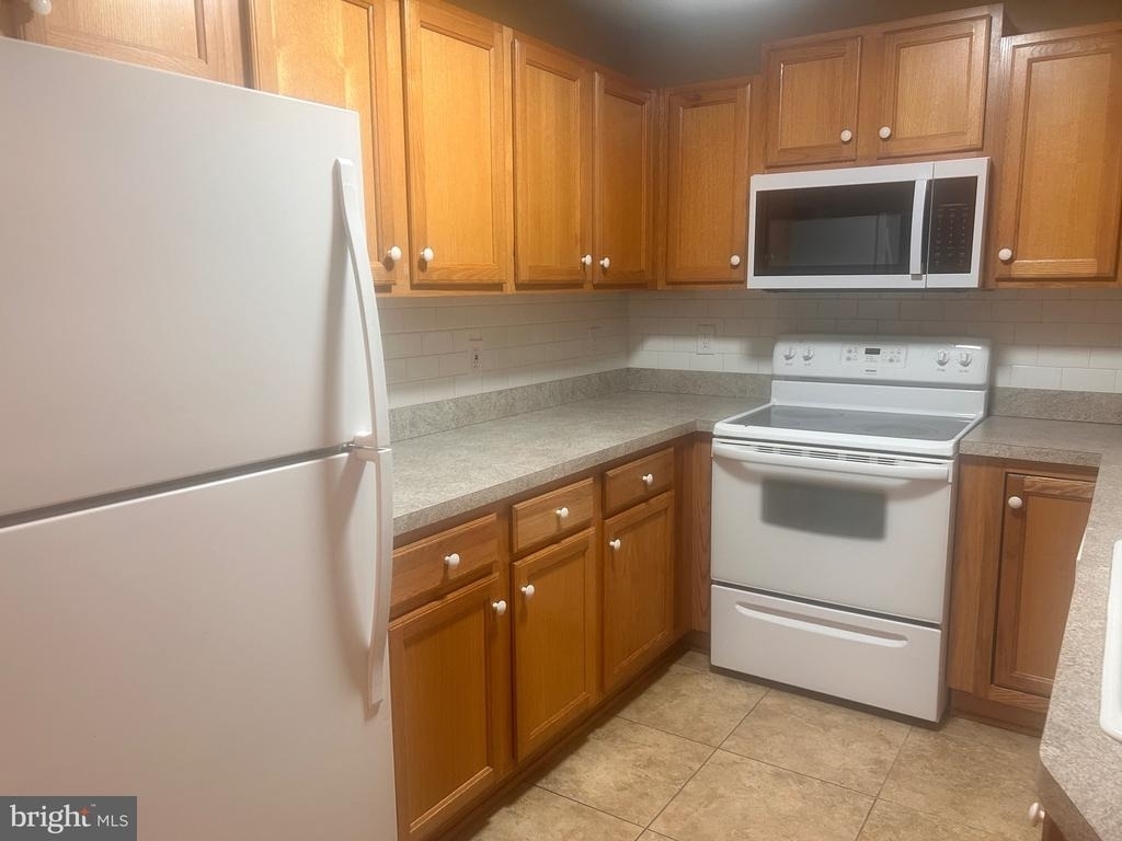 140 Lexington Court - Photo 5