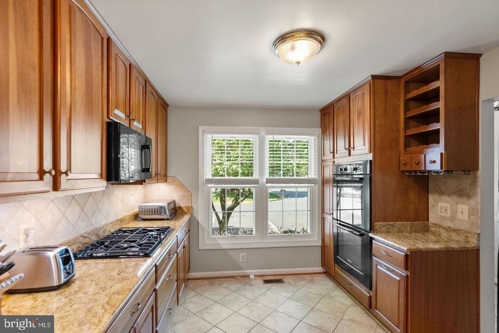 711 Acorn Court - Photo 4