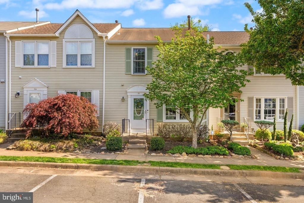 711 Acorn Court - Photo 0