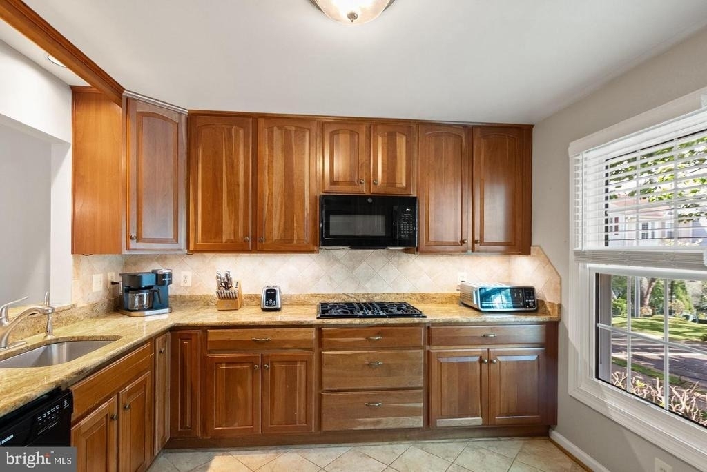 711 Acorn Court - Photo 2