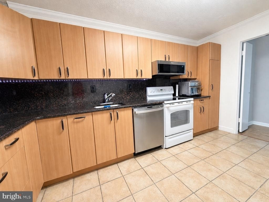 307 Yoakum Parkway - Photo 2