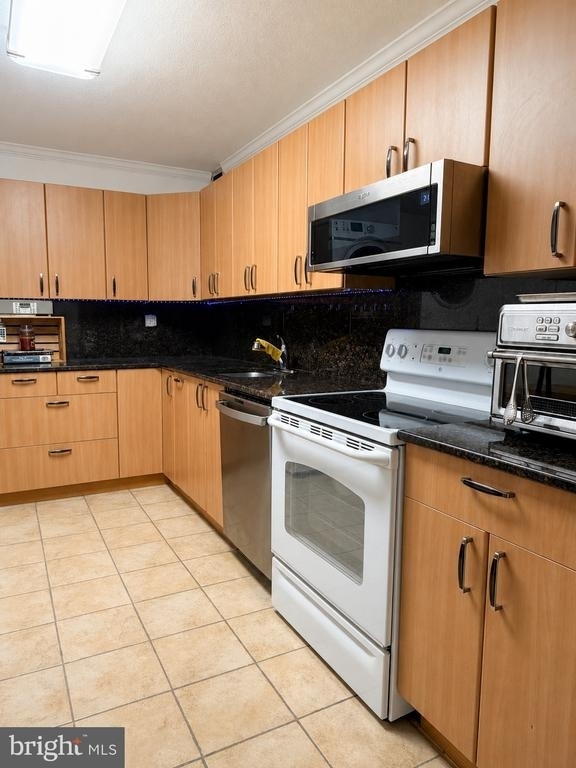 307 Yoakum Parkway - Photo 3