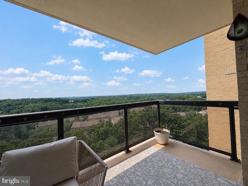 307 Yoakum Parkway - Photo 11