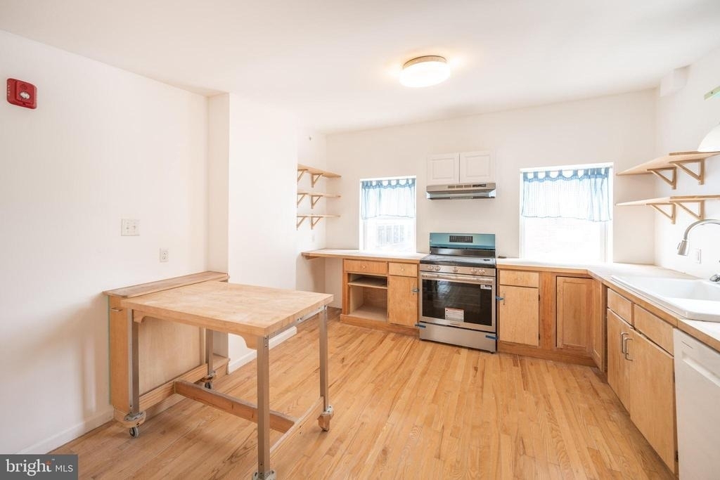 711 W Thompson Street - Photo 3