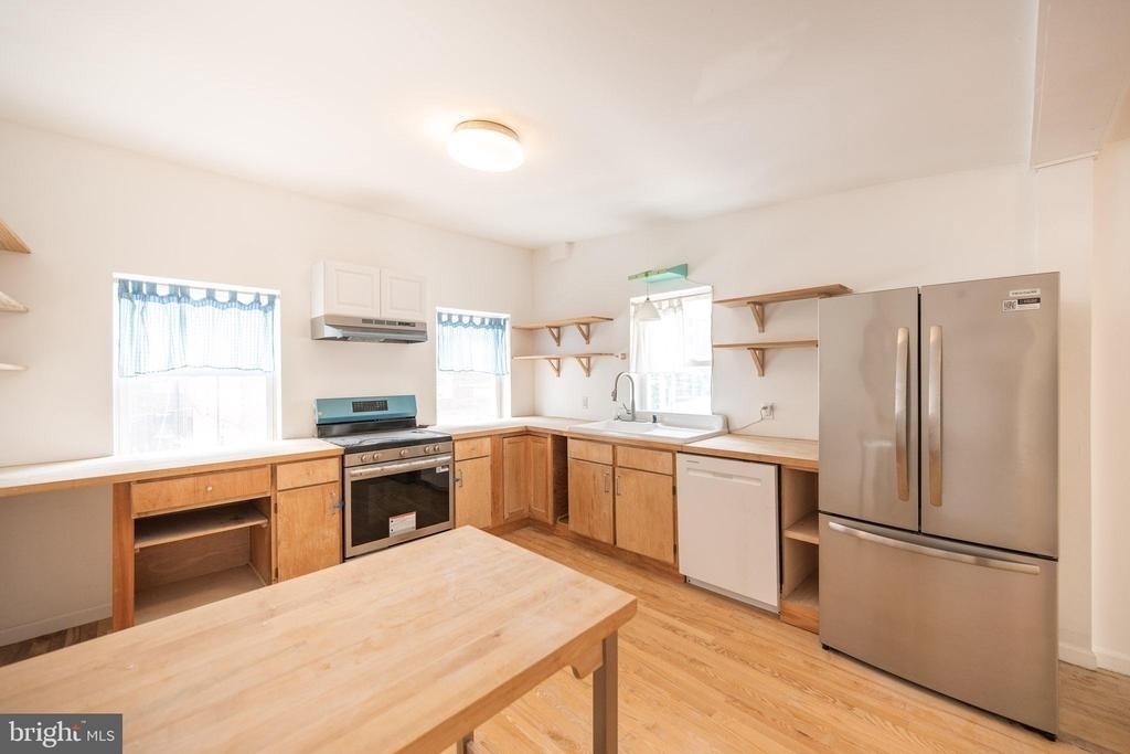 711 W Thompson Street - Photo 2
