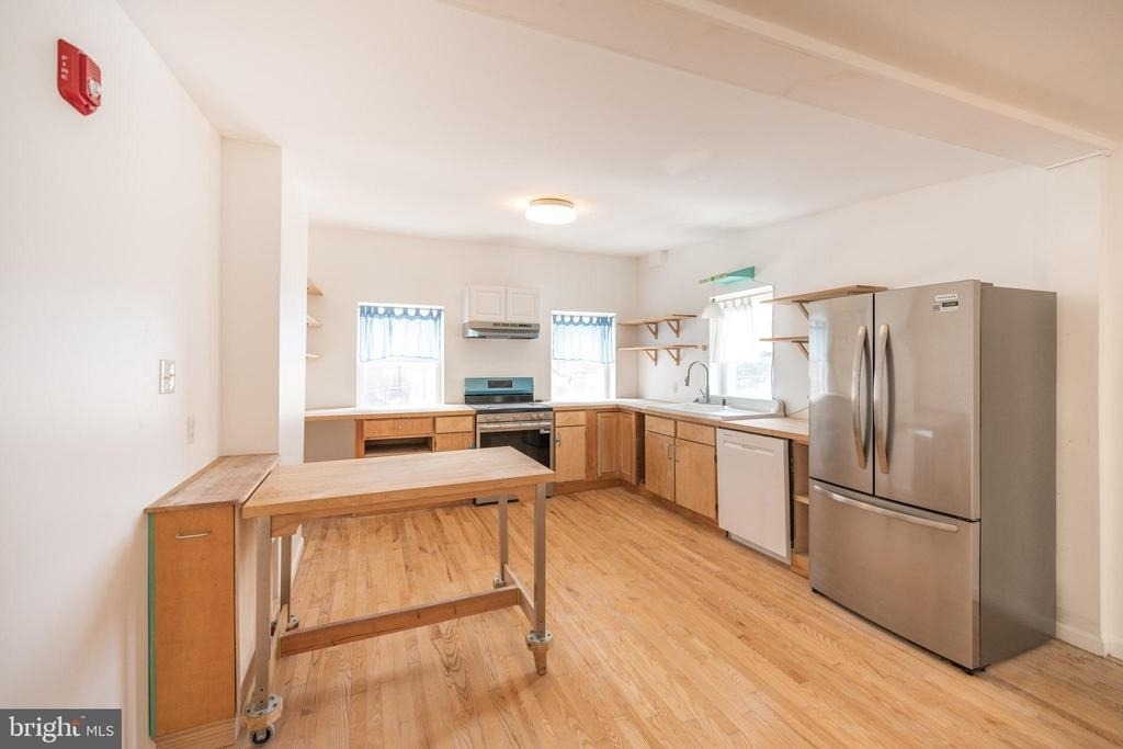 711 W Thompson Street - Photo 1