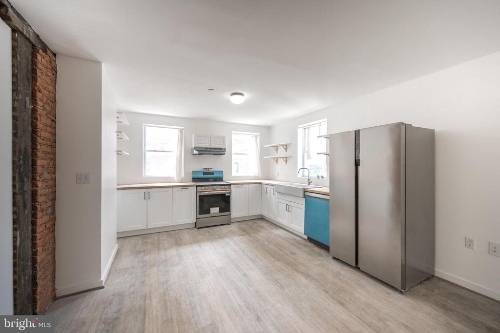 711 W Thompson Street - Photo 1