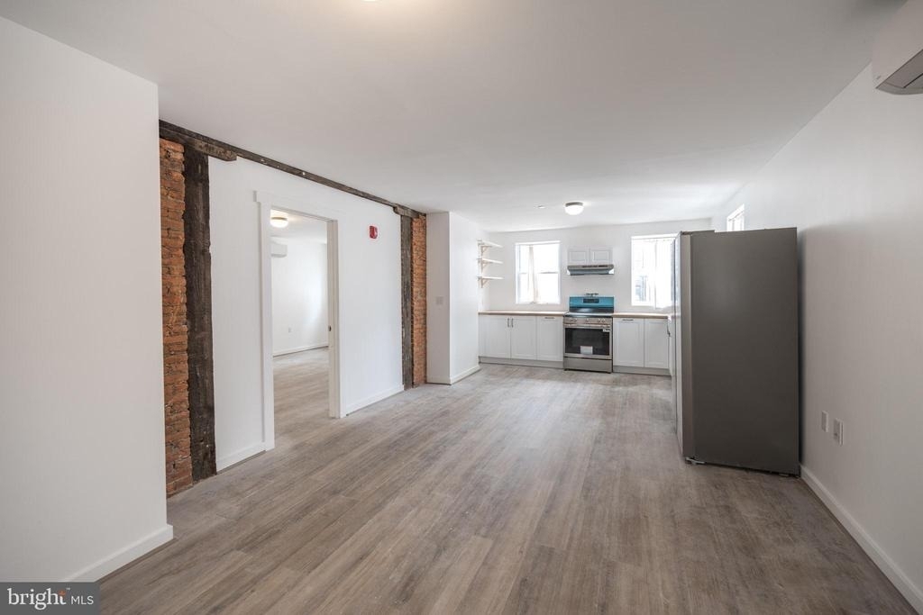 711 W Thompson Street - Photo 0