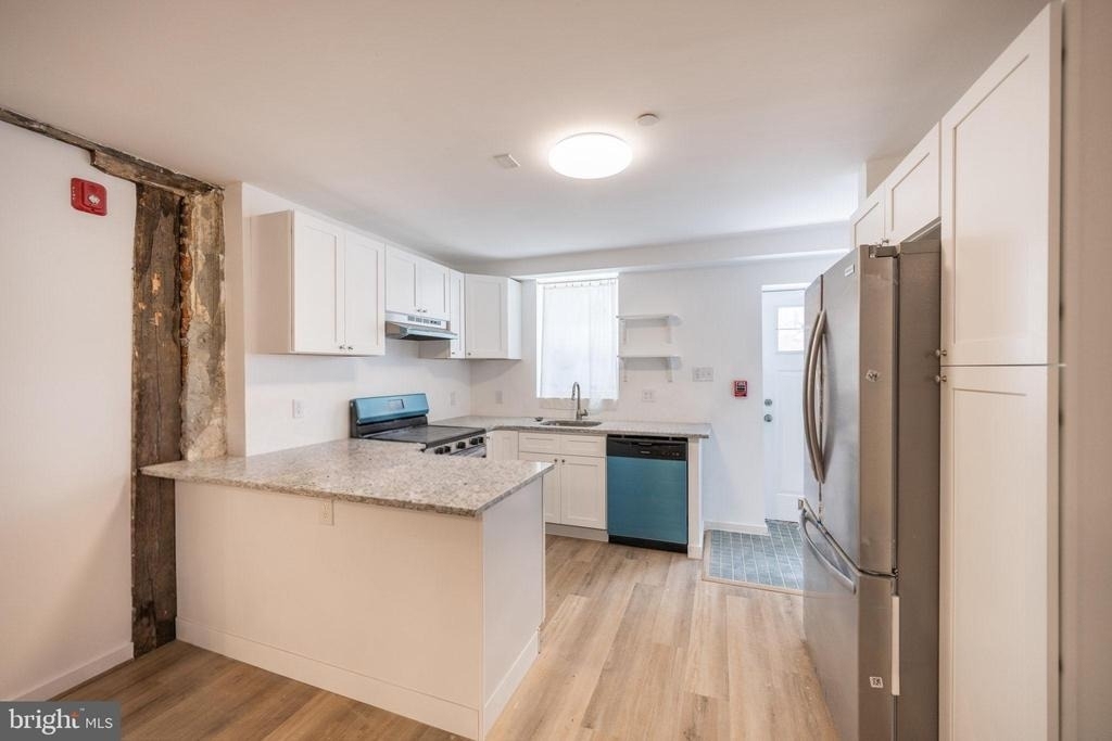 711 W Thompson Street - Photo 1
