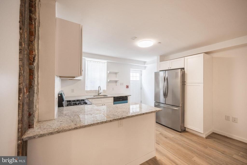 711 W Thompson Street - Photo 2