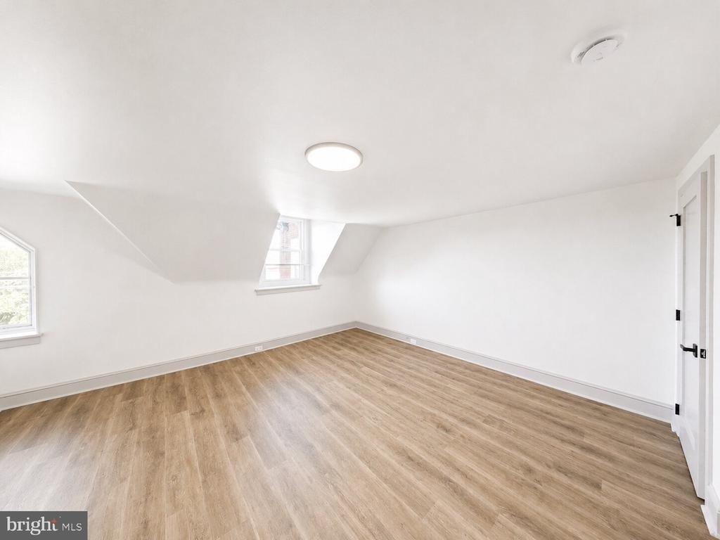5233 Ridge Avenue - Photo 5