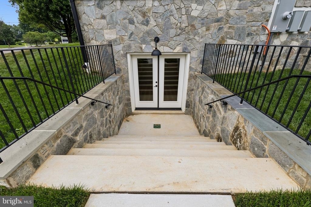 6101 Berkshire Drive - Photo 2