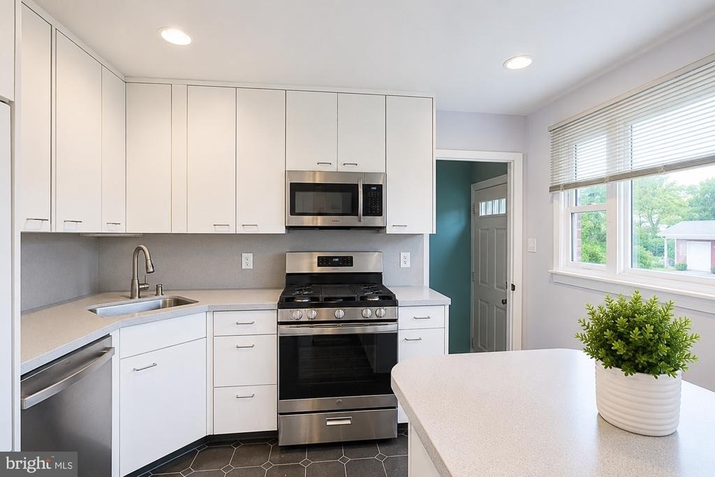 16 Hathaway Road - Photo 5