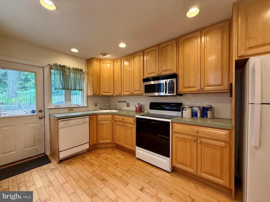 924 Lovering Avenue - Photo 8