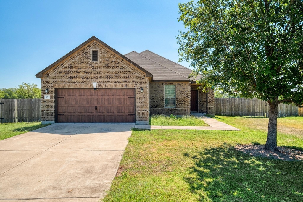 117 Brittany Ln - Photo 0
